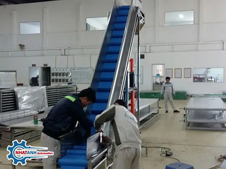 Băng tải thực phẩm nghiêng