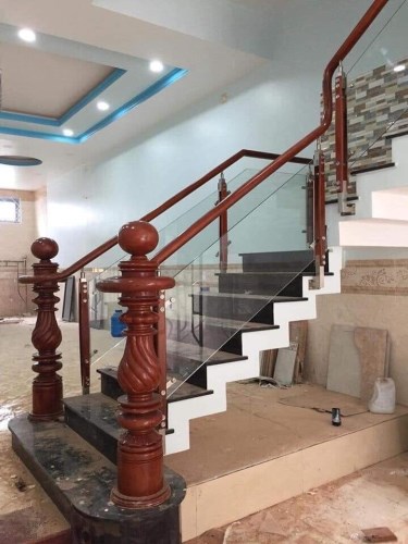 Cầu thang nhôm kính