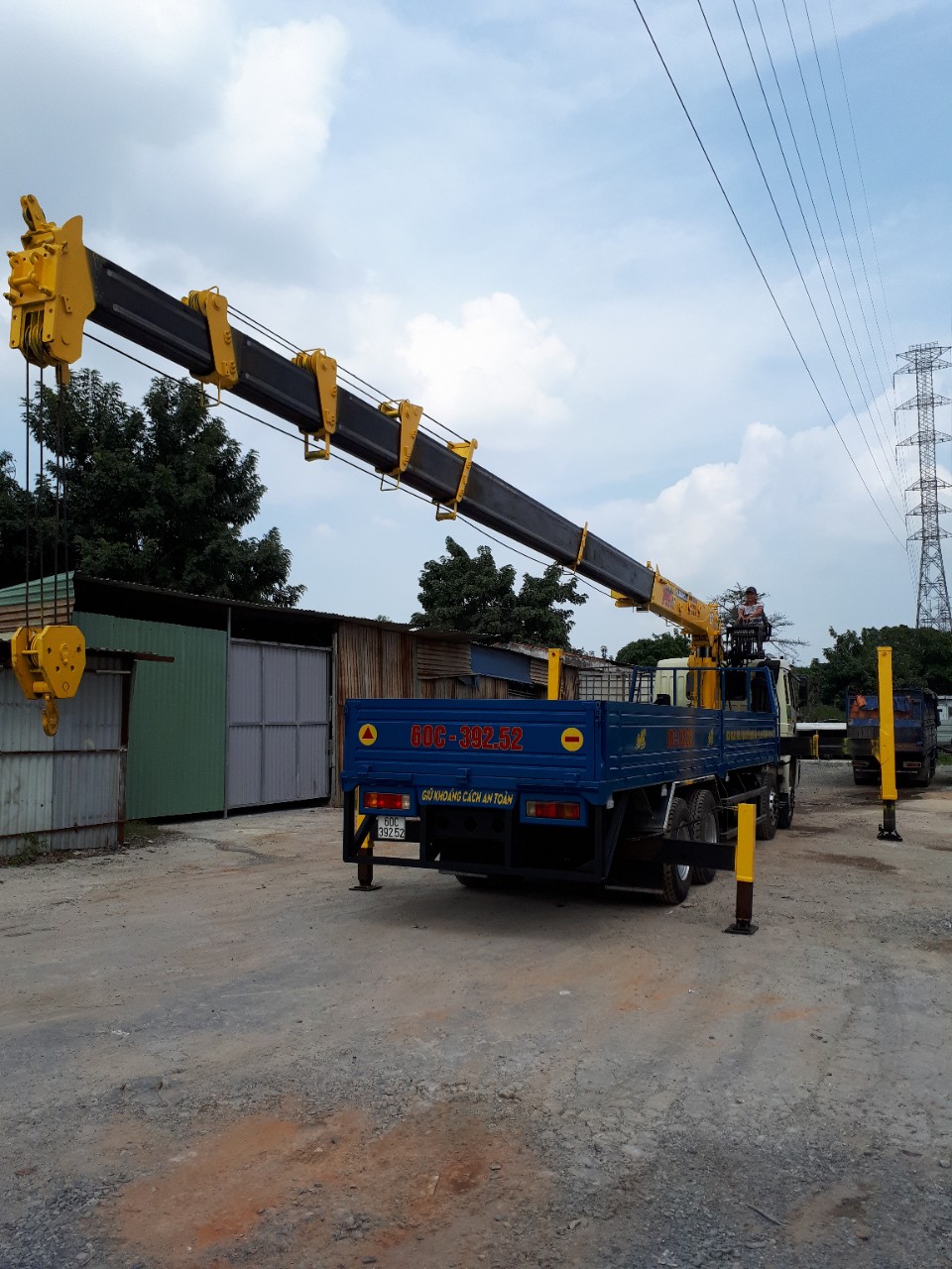 Dịch vụ xe cẩu nâng hạ hàng hóa