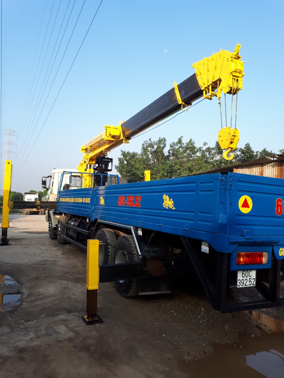 Dịch vụ xe cẩu nâng hạ hàng hóa